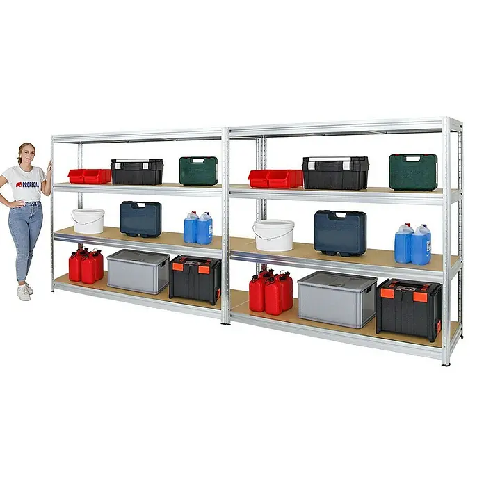 Proregal Schwerlastregal Mega Deal DINO - Traglast pro Boden: 500 kg, Anzahl Böden: 4 Stk., Stecken, Verzinkt - Metallregal mit mehreren Fächern, beladen mit verschiedenen Aufbewahrungsbehältern. Eine Frau steht daneben zum Größenvergleich.