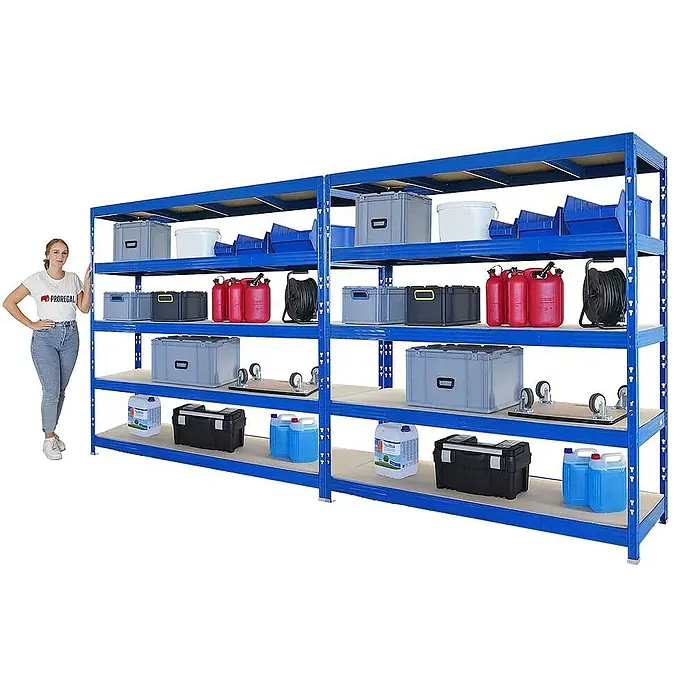 Proregal Schwerlastregal Mega Deal Profi RHINO - Traglast pro Boden: 500 kg, Anzahl Böden: 5 Stk., Stecken, Schwarz - Das Bild zeigt ein blaues Schwerlastregal mit Holzregalböden, beladen mit verschiedenen Boxen und Behältern. Eine Frau steht daneben zum Größenvergleich.