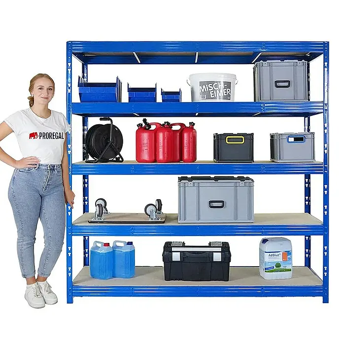 Proregal Schwerlastregal Mega Deal Profi RHINO - Traglast pro Boden: 500 kg, Anzahl Böden: 5 Stk., Stecken, Schwarz - Regal mit vier Ebenen, beladen mit verschiedenen Gegenständen, daneben eine Frau.