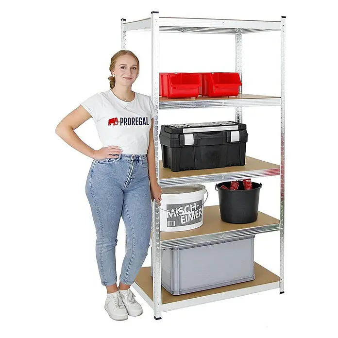 Proregal Schwerlastregal Mega Deal Ragnar - Traglast pro Boden: 175 kg, Anzahl Böden: 5 Stk., Stecken, Verzinkt - Ein Metallregal mit fünf Ablageflächen, gefüllt mit verschiedenen Aufbewahrungsbehältern, präsentiert neben einer stehenden Frau.