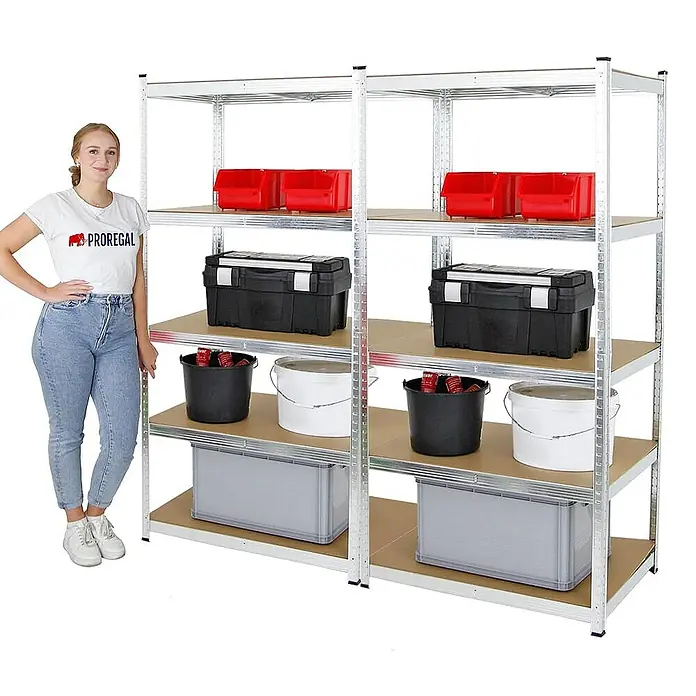 Proregal Schwerlastregal Mega Deal Ragnar - Traglast pro Boden: 175 kg, Anzahl Böden: 5 Stk., Stecken, Verzinkt - Das Bild zeigt ein Proregal Metallregal mit vier Ebenen, beladen mit Boxen, Eimern und Werkzeugkisten, daneben steht eine Frau.
