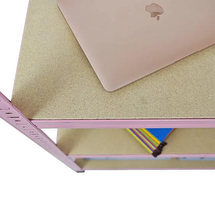 Proregal Schwerlastregal Mega Deal PINK LADY - Traglast pro Boden: 175 kg, Anzahl Böden: 5 Stk., Stecken, Rosa - Regalansicht mit einem rosafarbenen Laptop auf einer der Etagen, darunter Bücher. Das Regal hat ein stabiles, leichtes Design.