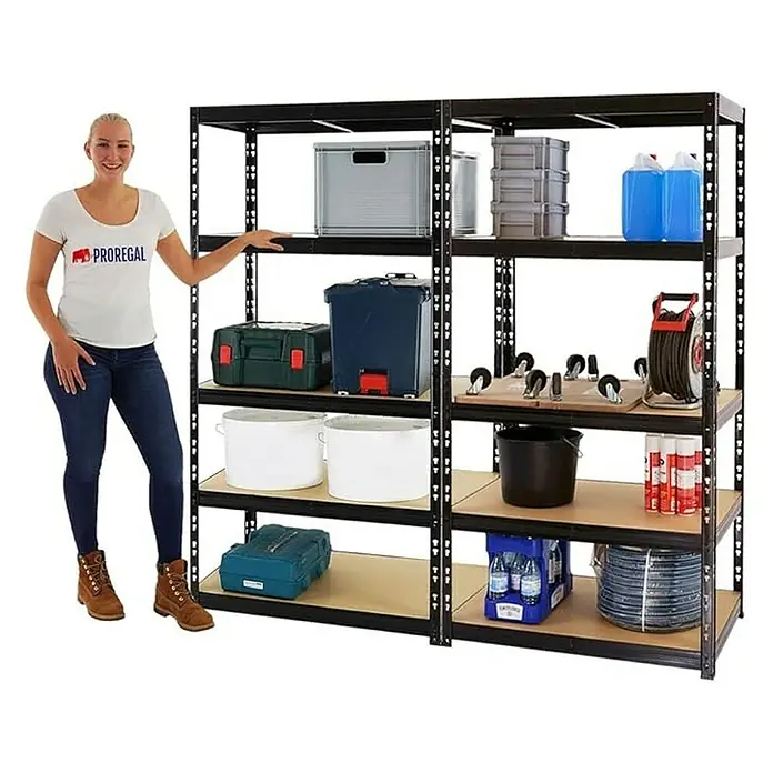 Proregal Schwerlastregal Mega Deal Tiger - H x B x T: 180 x 180 x 60 cm, Traglast pro Boden: 265 kg, Anzahl Böden: 5 Stk., Stecken, Schwarz - Ein Regal mit diversen Gegenständen, darunter Kisten, Behälter und Werkzeuge, präsentiert in einem Lagerraum mit einer Frau daneben.