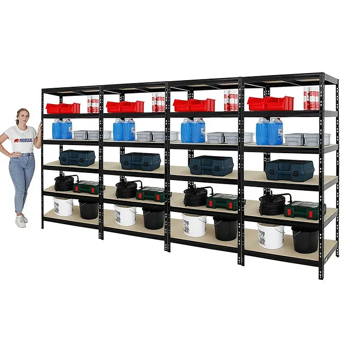 Proregal Schwerlastregal Mega Deal Giant Tiger - Traglast pro Boden: 265 kg, Anzahl Böden: 6 Stk., Stecken, Schwarz - Lagerregal mit mehreren Böden, gefüllt mit verschiedenen Gegenständen, daneben steht eine Frau zur Größenorientierung.