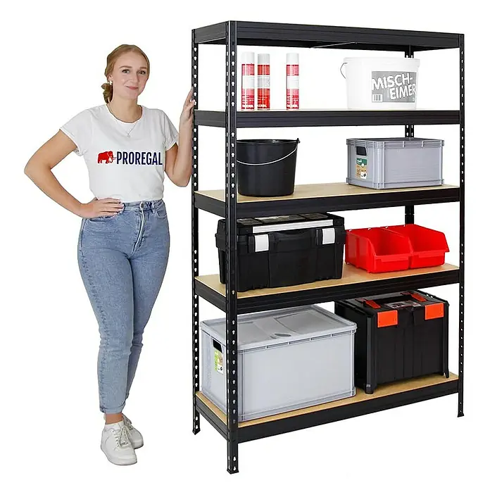 Proregal Schwerlastregal Rivet - Traglast pro Boden: 250 kg, Anzahl Böden: 5 Stk., Stecken, Schwarz - Produktfoto eines schwarzen Schwerlastregals mit fünf Ebenen, beladen mit Werkzeug und Eimern, daneben eine Frau als Größenvergleich.