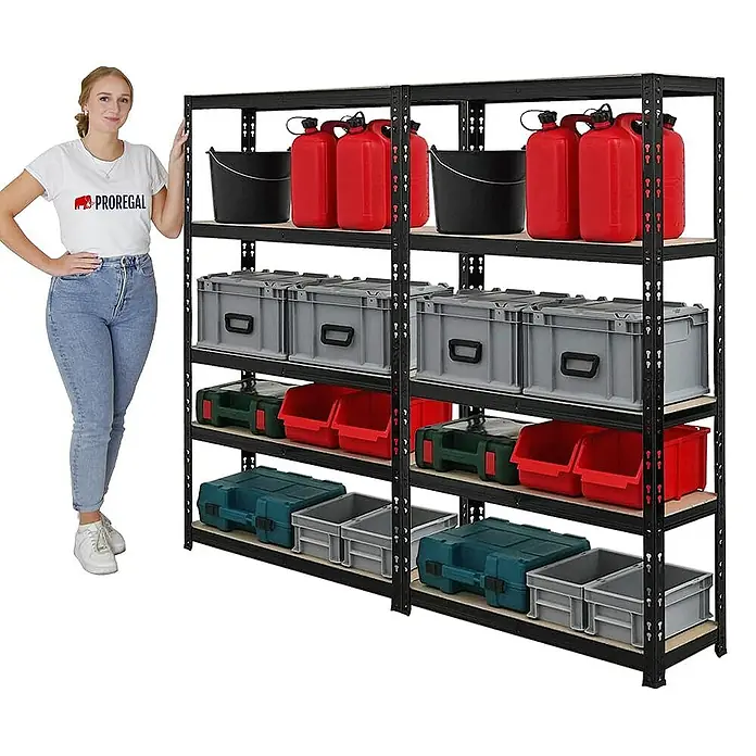 Proregal Schwerlastregal Mega Deal APOLLO - H x B x T: 150 x 90 x 30 cm, Traglast pro Boden: 175 kg, Anzahl Böden: 5 Stk., Stecken, Schwarz - Frau steht neben einem Regal mit Behältern und Kanistern.
