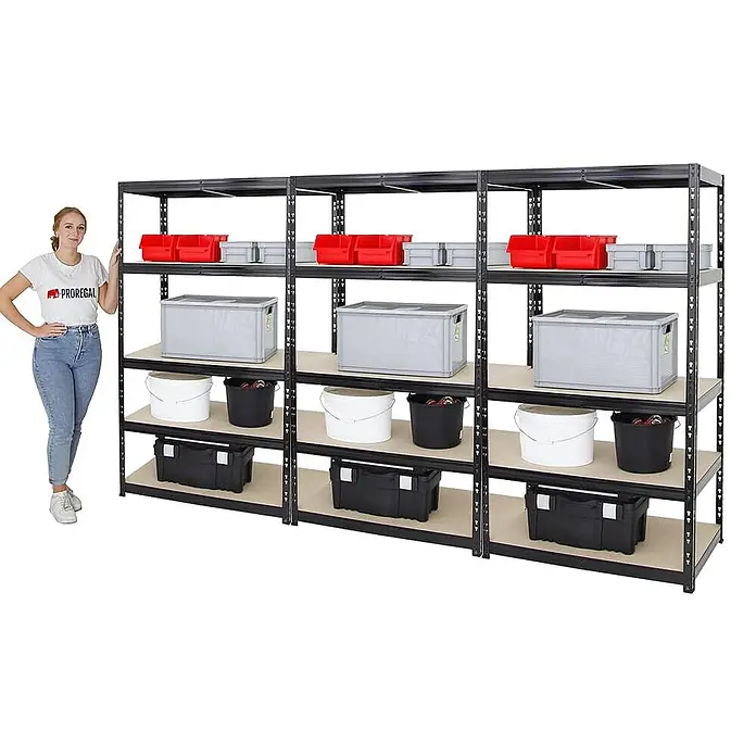 Proregal Schwerlastregal Mega Deal Tiger - Traglast pro Boden: 265 kg, Anzahl Böden: 5 Stk., Stecken, Verzinkt - Ein großes, schwarzes Metallregal mit vier Regalböden, beladen mit verschiedenen Aufbewahrungsboxen und Eimern, daneben eine Frau zur Größenanzeige.