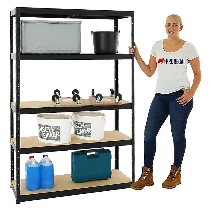 Proregal Schwerlastregal Mega Deal Big Elephant S - Traglast pro Boden: 250 kg, Anzahl Böden: 5 Stk., Stecken, Schwarz - Produktfoto eines schwarzen Regals mit fünf Fächern, gefüllt mit verschiedenen Gegenständen, neben einer Frau.