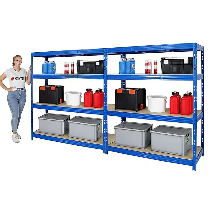 Proregal Schwerlastregal Mega Deal Profi RHINO - H x B x T: 180 x 160 x 60 cm, Traglast pro Boden: 500 kg, Anzahl Böden: 4 Stk., Stecken, Blau - Blaues Schwerlastregal mit vier Ebenen, beladen mit verschiedenen Behältern und Kanistern, neben einer Frau.