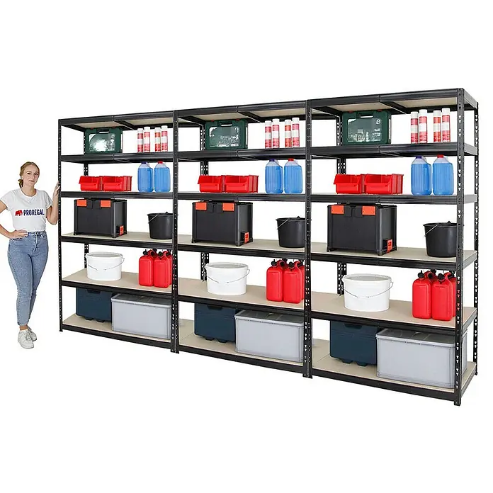 Proregal Schwerlastregal Mega Deal Giant Tiger XL - H x B x T: 220 x 120 x 60 cm, Traglast pro Boden: 265 kg, Anzahl Böden: 6 Stk., Stecken, Schwarz - Aufnahme eines schwarzen Schwerlastregals mit Holzregalböden, das mit Werkzeugen und Behältern gefüllt ist.