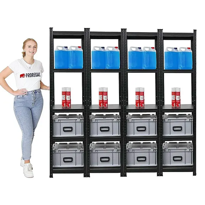 Proregal Metallregal Mega Deal All Black Series Ragnar - H x B x T: 180 x 45 x 45 cm, Traglast pro Boden: 100 kg, Anzahl Böden: 5 Stk., Stecken, Schwarz - Regalsystem aus Metall mit diversen Behältern und Kanistern, präsentiert von einer Frau. Ideal für Lager und Werkstatt.