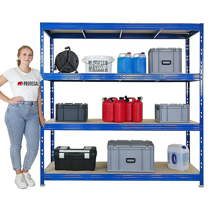 Proregal Schwerlastregal Mega Deal Profi RHINO - Traglast pro Boden: 500 kg, Anzahl Böden: 4 Stk., Stecken, Schwarz - Abbildung eines blauen Metallregals mit verschiedenen Behältern und einer Frau, die daneben steht.