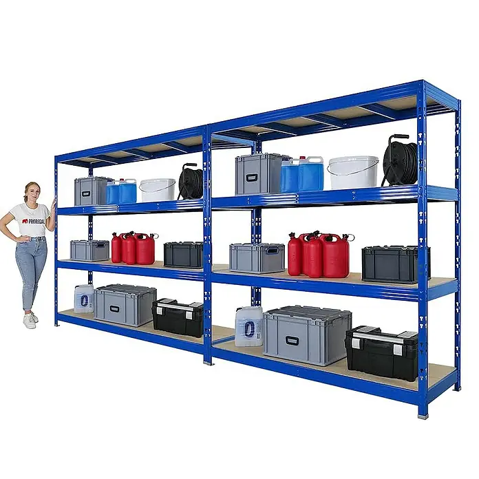 Proregal Schwerlastregal Mega Deal Profi RHINO - Traglast pro Boden: 500 kg, Anzahl Böden: 4 Stk., Stecken, Schwarz - Das Bild zeigt ein blaues Metallregal mit vier Ebenen, die mit verschiedenen Gegenständen wie Boxen, Kanistern und Eimern gefüllt sind.
