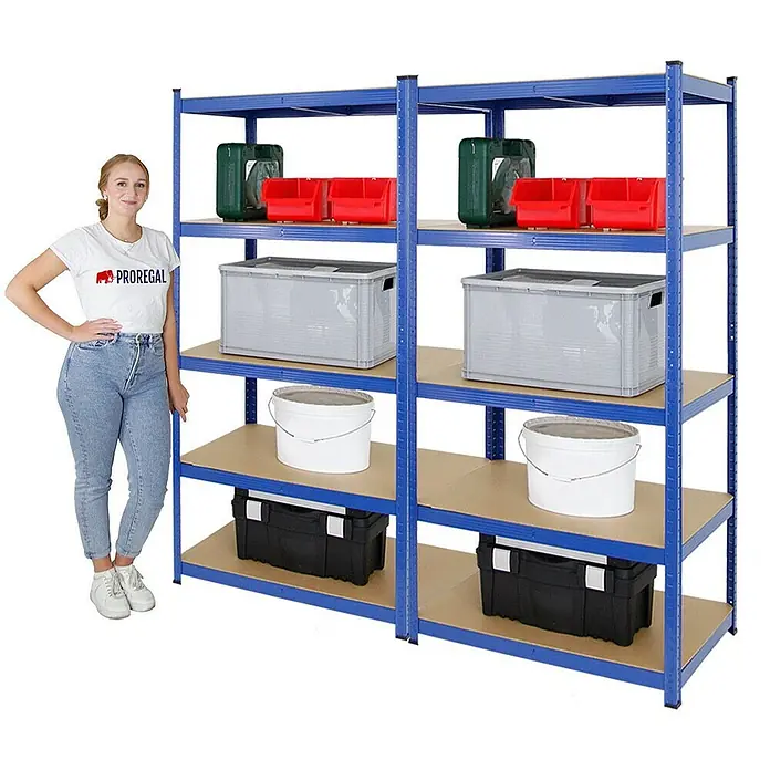 Proregal Schwerlastregal Mega Deal TAURUS 2 Stück - Traglast pro Boden: 175 kg, Anzahl Böden: 5 Stk., Stecken, Blau - Regaleinheit mit blauen Metallrahmen und Holzregalen, gefüllt mit Boxen, Eimern und Behältern.
