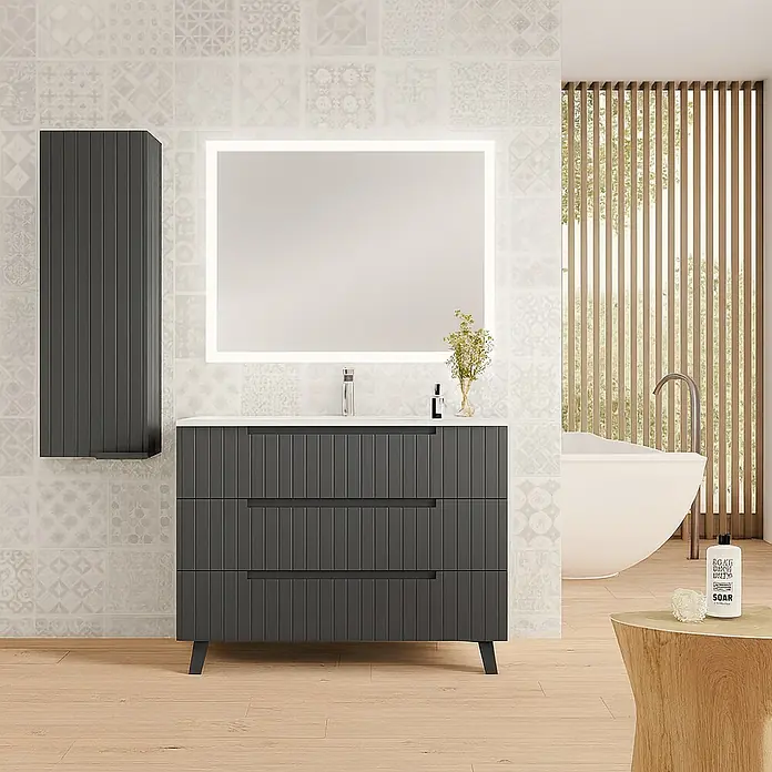 Mueble bajo de lavabo Claire - L x An x Al: 45 x 100 x 81 cm, Antracita, 1 seno, empotrado, salida central, Número de cajones: 3 ud. - Interior de baño con tocador gris, espejo iluminado y armario de pared a juego contra una pared estampada.