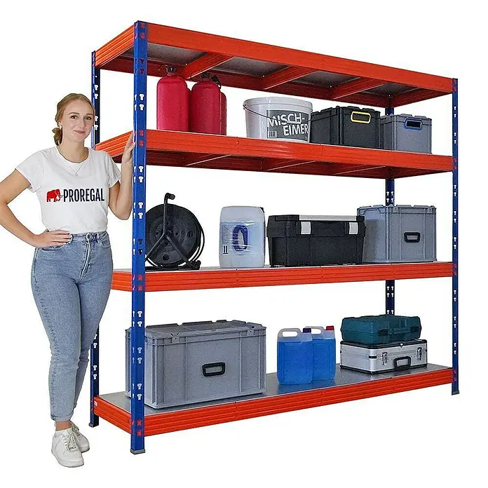 Proregal Schwerlastregal Profi RHINO - H x B x T: 180 x 200 x 60 cm, Traglast pro Boden: 500 kg, Anzahl Böden: 4 Stk., Stecken, Blau-Orange - Regal mit vier Ebenen, orangefarben und blau, ideal für Lagerung und Organisation. Eine Frau steht daneben, um die Größe zu veranschaulichen.