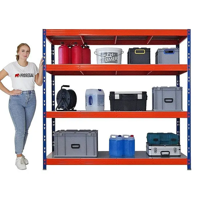 Proregal Schwerlastregal Profi RHINO - H x B x T: 180 x 200 x 60 cm, Traglast pro Boden: 500 kg, Anzahl Böden: 4 Stk., Stecken, Blau-Orange - Ein rotes Schwerlastregal mit vier Ebenen, das mit verschiedenen Behältern und Werkzeugen gefüllt ist, daneben eine Frau.