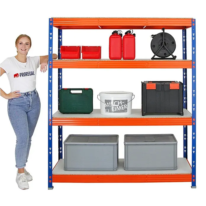 Proregal Schwerlastregal Mega Deal Profi RHINO - Traglast pro Boden: 500 kg, Anzahl Böden: 4 Stk., Stecken, Blau-Orange - Lagerregal mit vier Ebenen, beladen mit verschiedenen Behältern und Werkzeugen, ideal für die Organisation von Garage oder Keller.