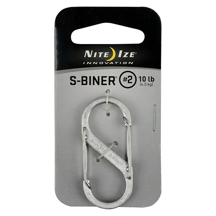 Nite Ize Doppelkarabiner - 50 x 22 mm, Edelstahl, Silber, Belastbarkeit: 4,5 kg - Nahaufnahme einer Nite Ize S-Biner #2 Doppelkarabiner-Verpackung, ideal zum Organisieren und Befestigen von Schlüsseln und kleinen Gegenständen.