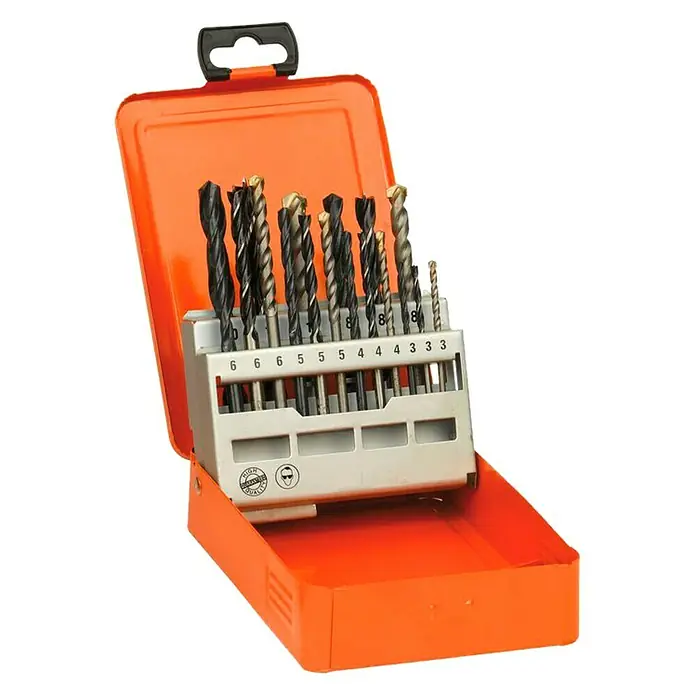 AEG Powertools Bohrer-Set Maxi-Mix - Durchmesser Bohrer: 8 mm - Bohrer-Set in einem orangefarbenen Metallkoffer. Das Set enthält verschiedene Größen von Bohrern, die in einer Halterung übersichtlich angeordnet sind.