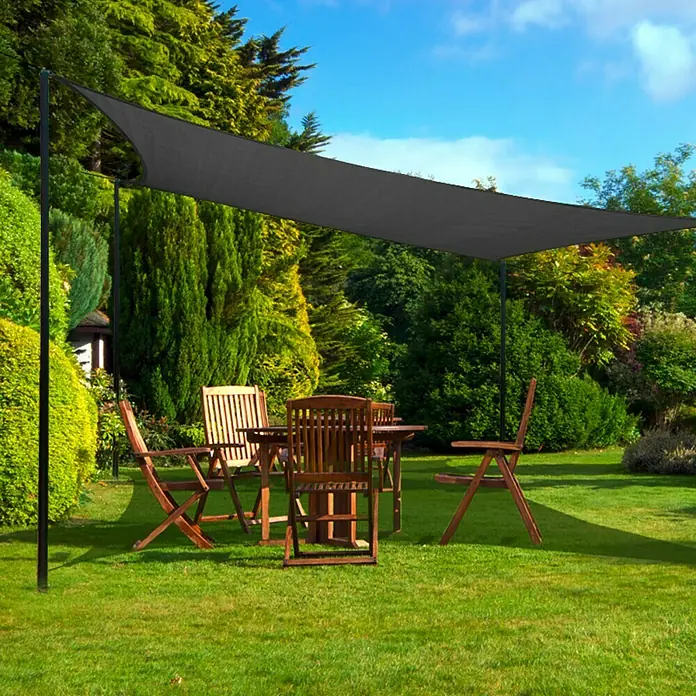 Sunfun Toldo vela Mojave - Antracita, Rectangular, 360 x 360 cm - Escena de jardín con toldo rectangular que proporciona sombra y protección solar sobre un juego de comedor exterior.