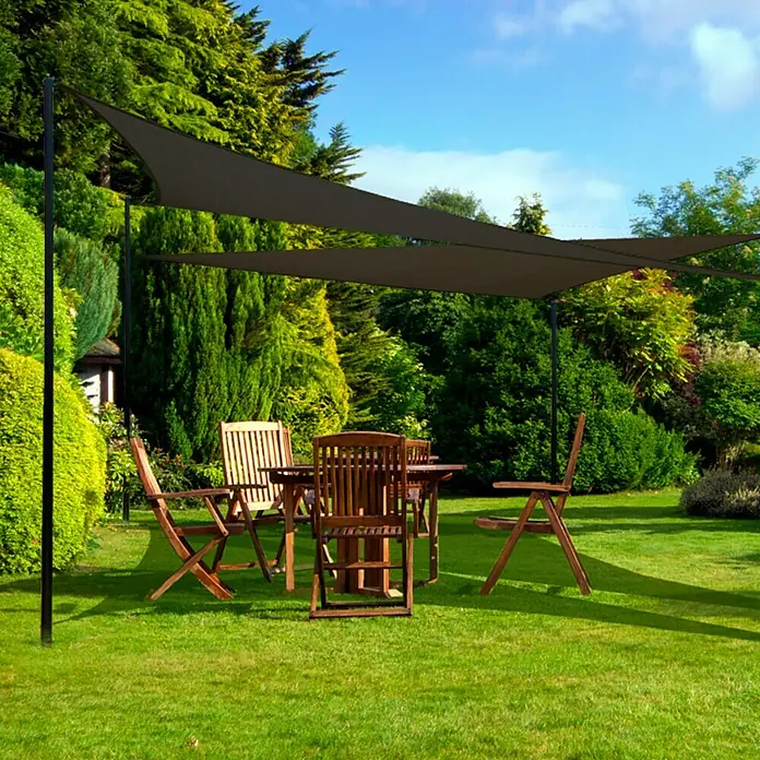 Sunfun SonnensegelAnthrazit, Dreieckig, L x B: 400 x 400 cm - Einladende Gartenszene mit einem eleganten Sonnensegel über einer stilvollen Holzmöbelgruppe auf einem gepflegten Rasen.
