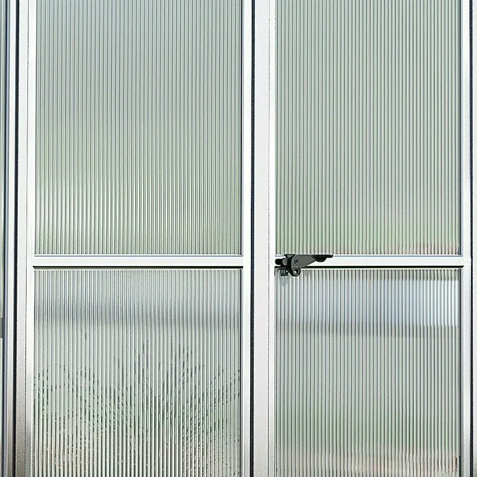 Palram – Canopia Gewächshaus Bella - Außenmaß inkl. Dachüberstand (B x T): 244 x 604 cm, 6 mm, Silber - Detailaufnahme einer Gewächshaustür mit Rillenstruktur und Verschluss, ideal für Gartenliebhaber.