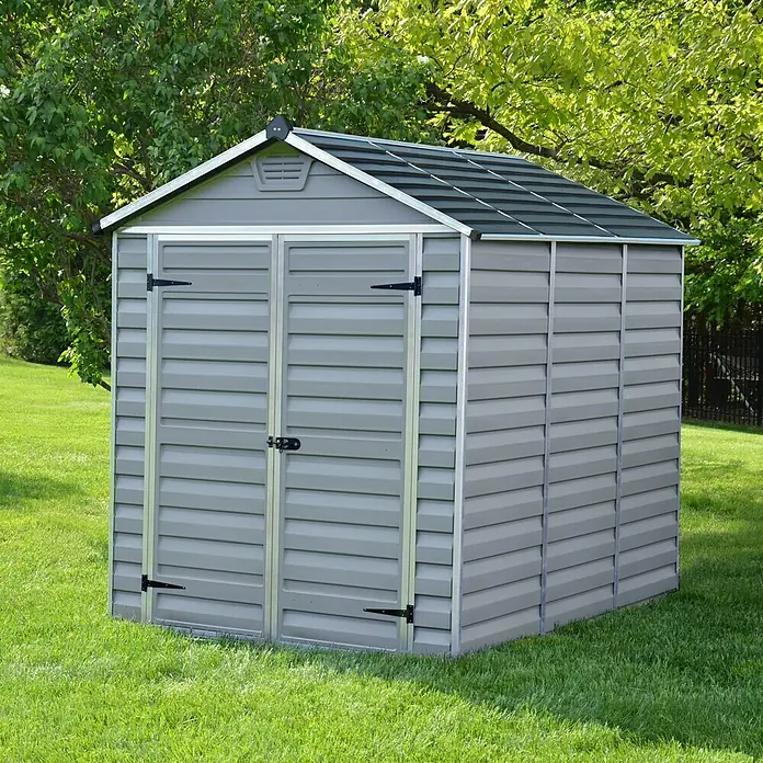 Palram – Canopia Gartenhaus Skylight 6x8 - Außenmaß inkl. Dachüberstand (B x T): 185 x 229 cm, Kunststoff, Anthrazit/Grau - Das Bild zeigt ein graues Gerätehaus mit Doppeltür und Satteldach im Garten, das für die Aufbewahrung von Gartengeräten ideal ist.