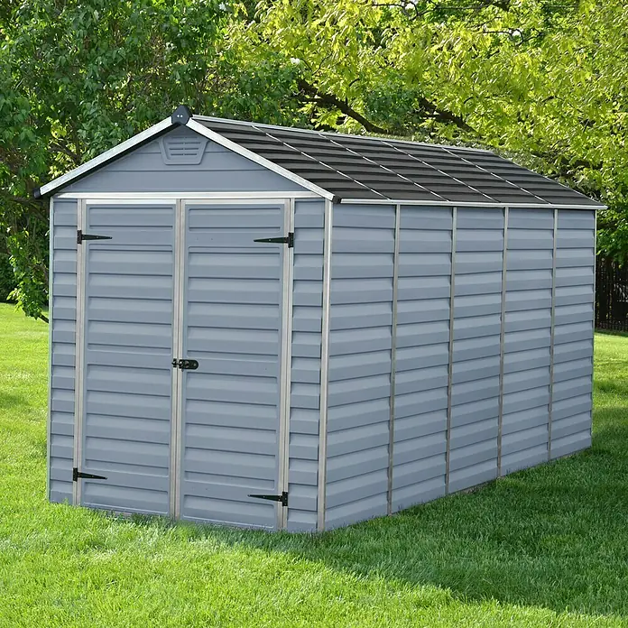 Palram – Canopia Gerätehaus Skylight 6x12 - Außenmaß inkl. Dachüberstand (B x T): 185 x 379 cm, Kunststoff, Anthrazit/Grau - Das Bild zeigt ein graues Gerätehaus aus Kunststoff mit einem schwarzen Dach vor einem grünen Hintergrund. Das Gartenhaus bietet viel Stauraum.