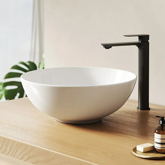 Emke Aufsatzwaschbecken CB30 - 41 x 41 cm, Hahnloch: Ohne, Ohne Überlauf, Weiß - Elegantes Aufsatzwaschbecken in Weiß mit modernem, schwarzem Wasserhahn auf einer hellen Holzplatte. Seife und Lotion ergänzen das stilvolle Arrangement.