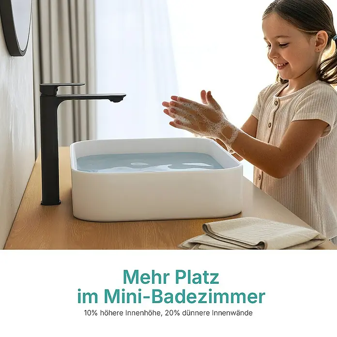 Emke Aufsatzwaschbecken CB29 - 37 x 50,5 cm, Hahnloch: Ohne, Ohne Überlauf, Weiß - Kind wäscht sich die Hände in einem modernen, eckigen Waschbecken mit einer eleganten, schwarzen Armatur.