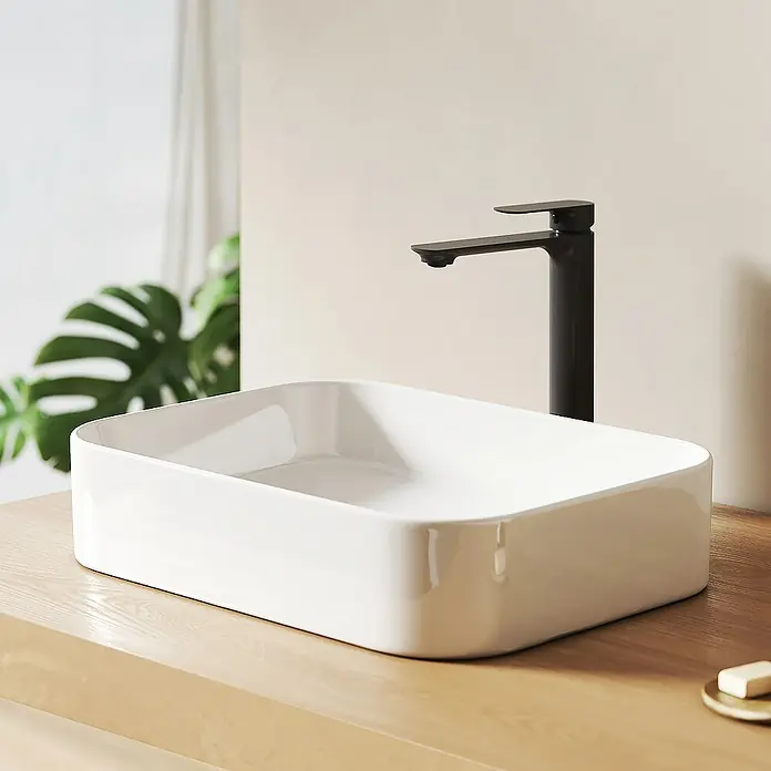 Emke Aufsatzwaschbecken CB29 - 37 x 50,5 cm, Hahnloch: Ohne, Ohne Überlauf, Weiß - Elegantes, rechteckiges Aufsatzwaschbecken in Weiß mit modernem, schwarzem Wasserhahn, perfekt für stilvolle Badezimmer.