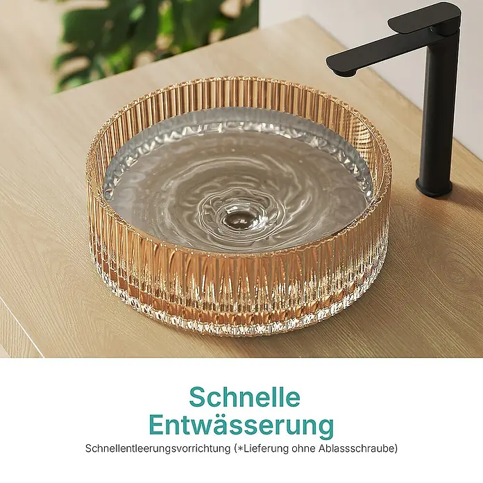 Emke Aufsatzwaschbecken CB32 - 40 x 40 cm, Hahnloch: Ohne, Ohne Überlauf, Roségold - Nahaufnahme eines goldenen Waschbeckens mit Wasser und einem schwarzen Wasserhahn auf einem Holztisch.