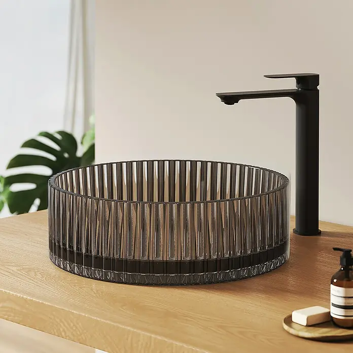 Emke Aufsatzwaschbecken CB32 - 40 x 40 cm, Hahnloch: Ohne, Ohne Überlauf, Schwarz - Elegantes Waschbecken aus geriffeltem Glas in Grau mit einer stilvollen, schwarzen Armatur und Seife, die das moderne Baddesign perfekt ergänzen.