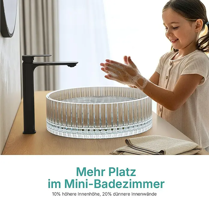 Emke Aufsatzwaschbecken CB32 - 40 x 40 cm, Hahnloch: Ohne, Ohne Überlauf, Klar - Ein klares, rundes Waschbecken mit geriffelter Textur und einer modernen schwarzen Armatur, während ein Kind sich die Hände wäscht.