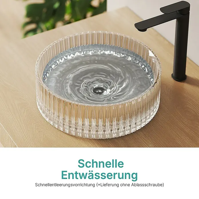 Emke Aufsatzwaschbecken CB32 - 40 x 40 cm, Hahnloch: Ohne, Ohne Überlauf, Klar - Nahaufnahme eines runden, geriffelten Waschbeckens aus Klarglas mit einem modernen, mattschwarzen Wasserhahn auf einem hellen Holztisch.