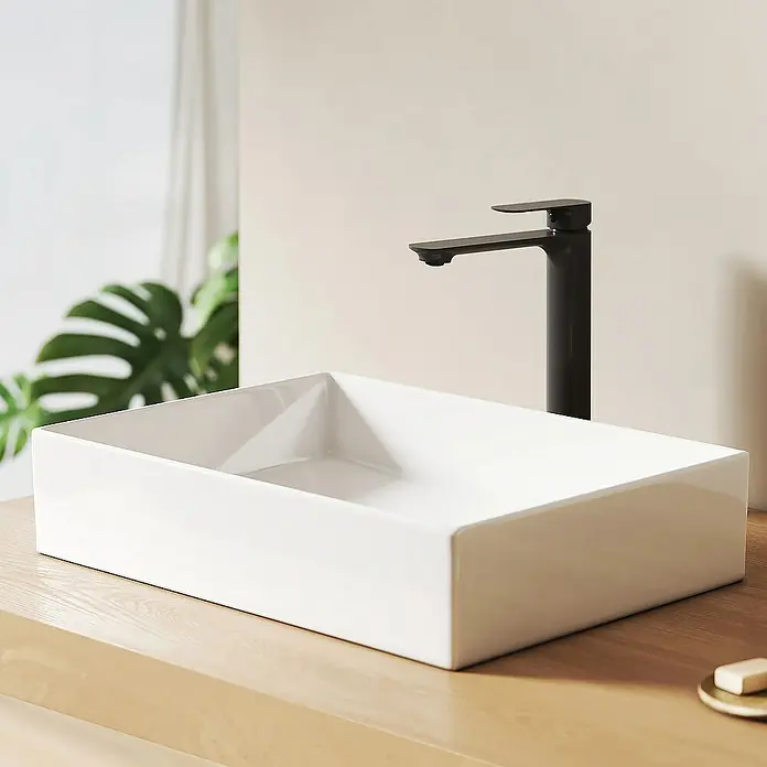 Emke Aufsatzwaschbecken CB29 - 37,3 x 51 cm, Hahnloch: Ohne, Ohne Überlauf, Weiß - Modernes rechteckiges Aufsatzwaschbecken in Weiß mit elegantem, schwarzem Wasserhahn, perfekt für ein stilvolles Badezimmer.