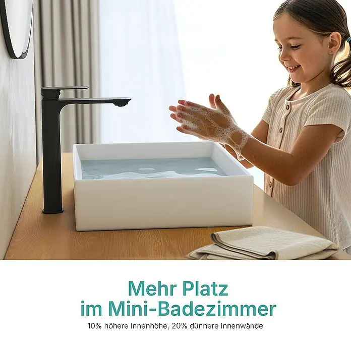 Emke Aufsatzwaschbecken CB29 - 37,3 x 51 cm, Hahnloch: Ohne, Ohne Überlauf, Weiß - Ein modernes Waschbecken mit Armatur in einem Badezimmer, während ein Kind sich die Hände wäscht.