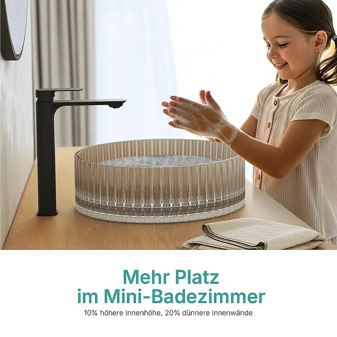 Emke Aufsatzwaschbecken CB32 - 40 x 40 cm, Hahnloch: Ohne, Ohne Überlauf, Grau - Ein klares, geriffeltes Waschbecken mit einer schwarzen Armatur und einem Kind, das sich die Hände wäscht. Mehr Platz im Mini-Badezimmer.