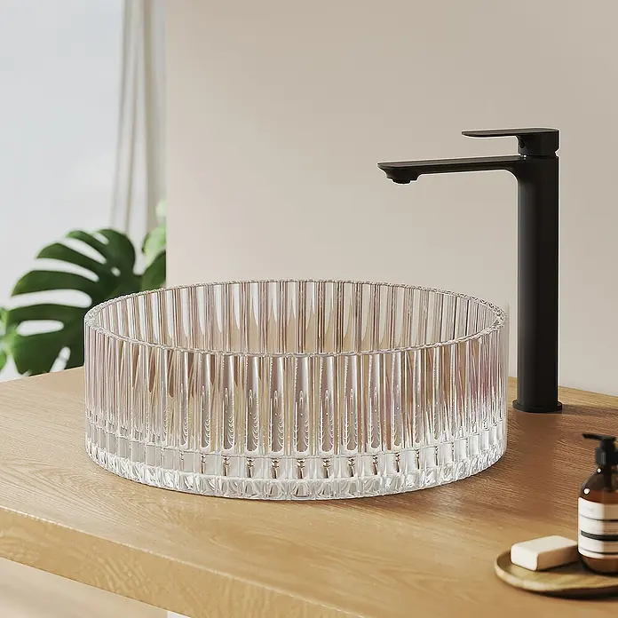Emke Aufsatzwaschbecken CB32 - 40 x 40 cm, Hahnloch: Ohne, Ohne Überlauf, Klar - Klares Waschbecken mit geriffelter Oberfläche und schwarzem Wasserhahn. Elegantes Design für moderne Badezimmer mit einem Hauch von Luxus.