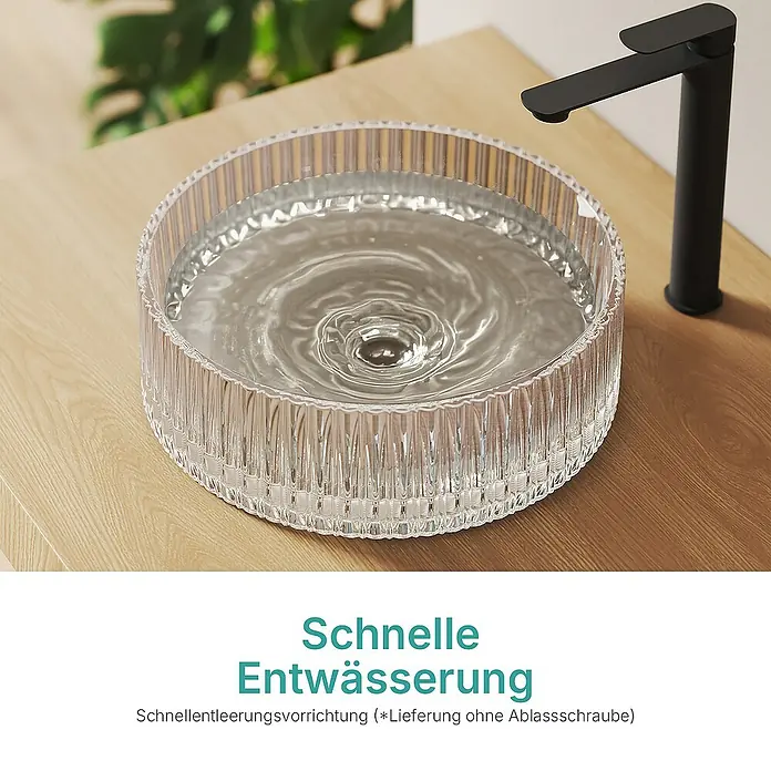 Emke Aufsatzwaschbecken CB32 - 40 x 40 cm, Hahnloch: Ohne, Ohne Überlauf, Klar - Rundes, geriffeltes Glaswaschbecken mit Wasserhahn auf einer Holzoberfläche. Schnelle Entwässerung wird hervorgehoben.