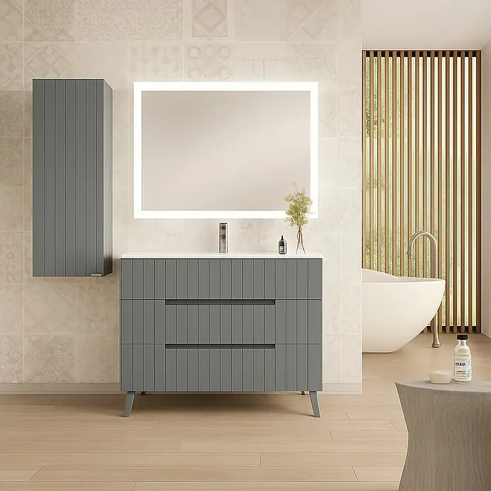 Mueble bajo de lavabo Claire - L x An x Al: 45 x 120 x 50 cm, Gris, 1 seno, empotrado, salida central, Número de cajones: 3 ud. - Un mueble de baño gris con cajones y un armario de pared a juego bajo un espejo iluminado en un baño moderno.
