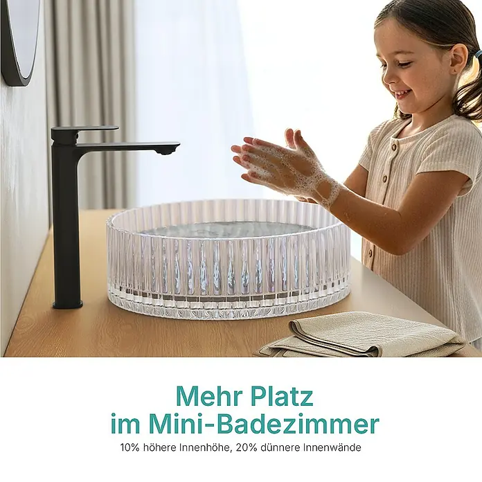 Emke Aufsatzwaschbecken CB32 - 40 x 40 cm, Hahnloch: Ohne, Ohne Überlauf, Klar - Ein modernes Badezimmer mit einem stilvollen, transparenten Waschbecken und einer Armatur. Eine Person wäscht sich die Hände.