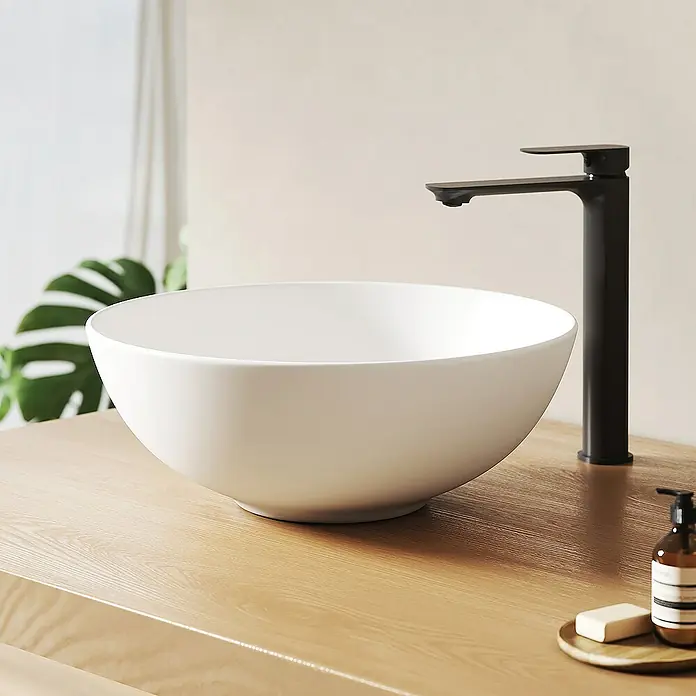 Emke Aufsatzwaschbecken CB30 - 41 x 41 cm, Hahnloch: Ohne, Ohne Überlauf, Weiß - Elegantes Badezimmerwaschbecken aus weißer Keramik mit schlanker, schwarzer Armatur auf einer hellen Holzoberfläche, neben Seife und Spender.