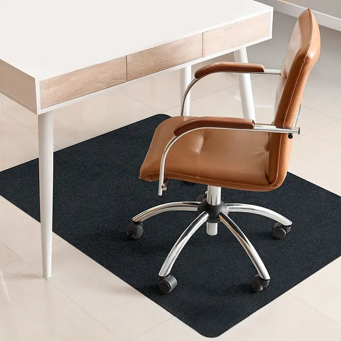 Fußbodenschutzmatte Viking - 120 x 100 cm, Dunkelgrau, Polyester - Der Bürostuhl steht auf einer schwarzen Bodenschutzmatte unter einem Schreibtisch. Die Matte schützt den Boden vor Kratzern.