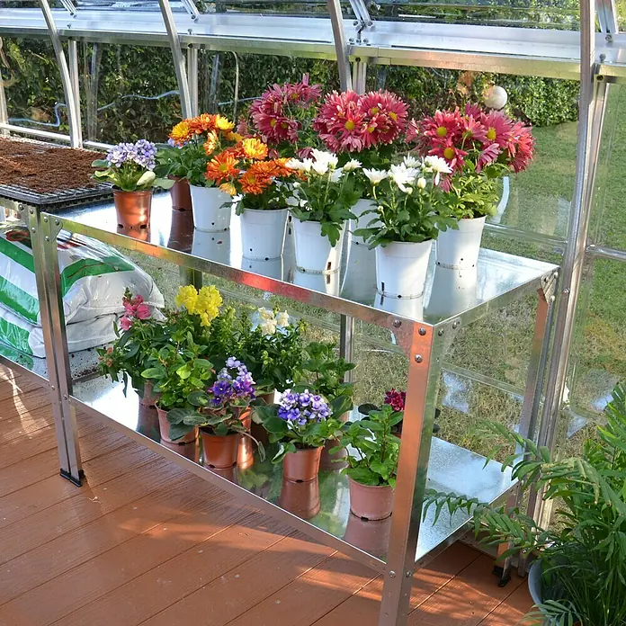 Palram – Canopia Gewächshaus-Tisch - L x B x H: 114 x 50 x 80 cm - Ein verzinkter Pflanztisch mit zwei Ablagen voller Blumen in Töpfen in einem Gewächshaus bietet eine ideale Aufbewahrungslösung.