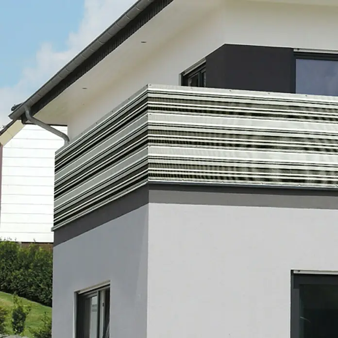 Gardol Balkonsichtschutz - 300 x 90 cm, Anthrazit, Grau, Gestreift - Nahaufnahme eines modernen Gebäudes mit markanter Fassade. Das Design besticht durch klare Linien und ein elegantes Erscheinungsbild.
