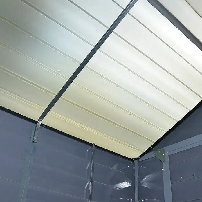 Palram – Canopia Gerätehaus Skylight 6x10 - Außenmaß inkl. Dachüberstand (B x T): 185 x 304 cm, Kunststoff, Anthrazit/Grau - Innenansicht eines Gartenhauses mit Metalldach und grauen Wänden, das Stabilität und Schutz vor Witterungseinflüssen bietet.