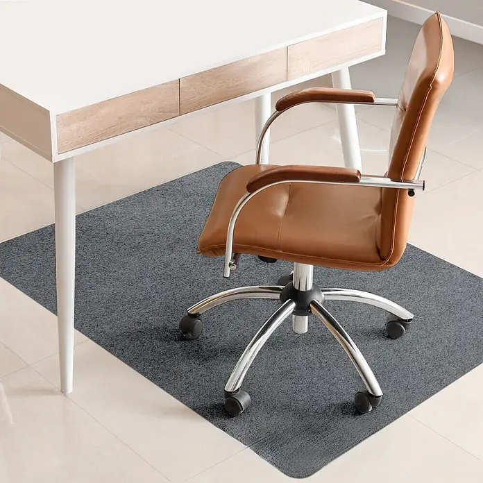 Fußbodenschutzmatte Viking - 120 x 100 cm, Grau, Polyester - Eine Bürostuhlmatte in Grau unter einem Schreibtisch mit Bürostuhl. Schützt den Boden vor Kratzern und Abnutzung durch Bürostühle.