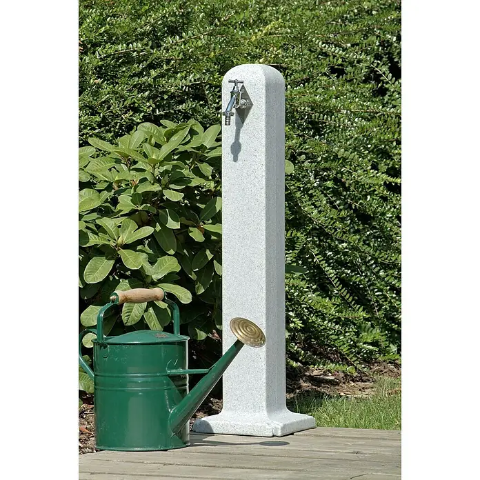 Arves Wasserzapfstelle Poller - Granitfarben, Höhe: 90 cm - Eine grüne Gießkanne steht neben einem stilvollen Wasserhahn auf einem Sockel, ideal für die Gartenbewässerung und stilvolle Gartengestaltung.